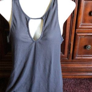 Ribbed keyhole tank